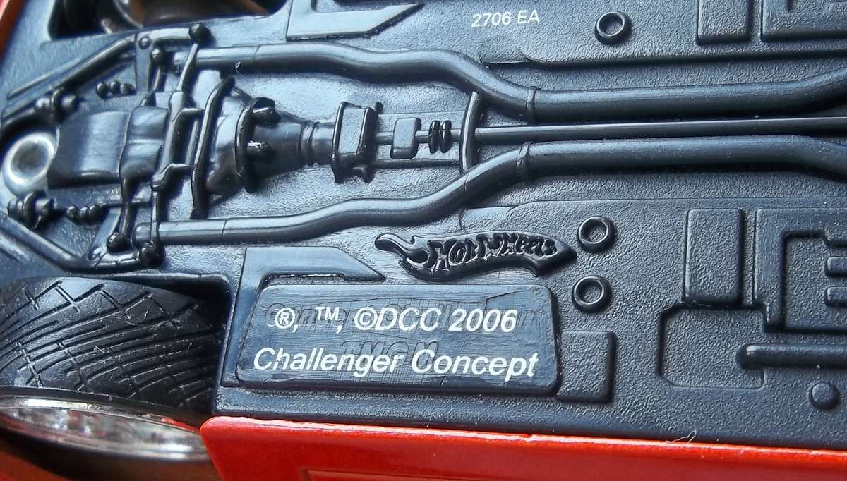 Hot Wheels 1/43 LARGER Scale Dodge Challenger Concept RUBBER TYRE Detailed Engine Hotwheels MATCHBOX