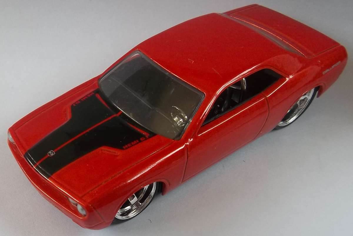 Hot Wheels 1/43 LARGER Scale Dodge Challenger Concept RUBBER TYRE Detailed Engine Hotwheels MATCHBOX