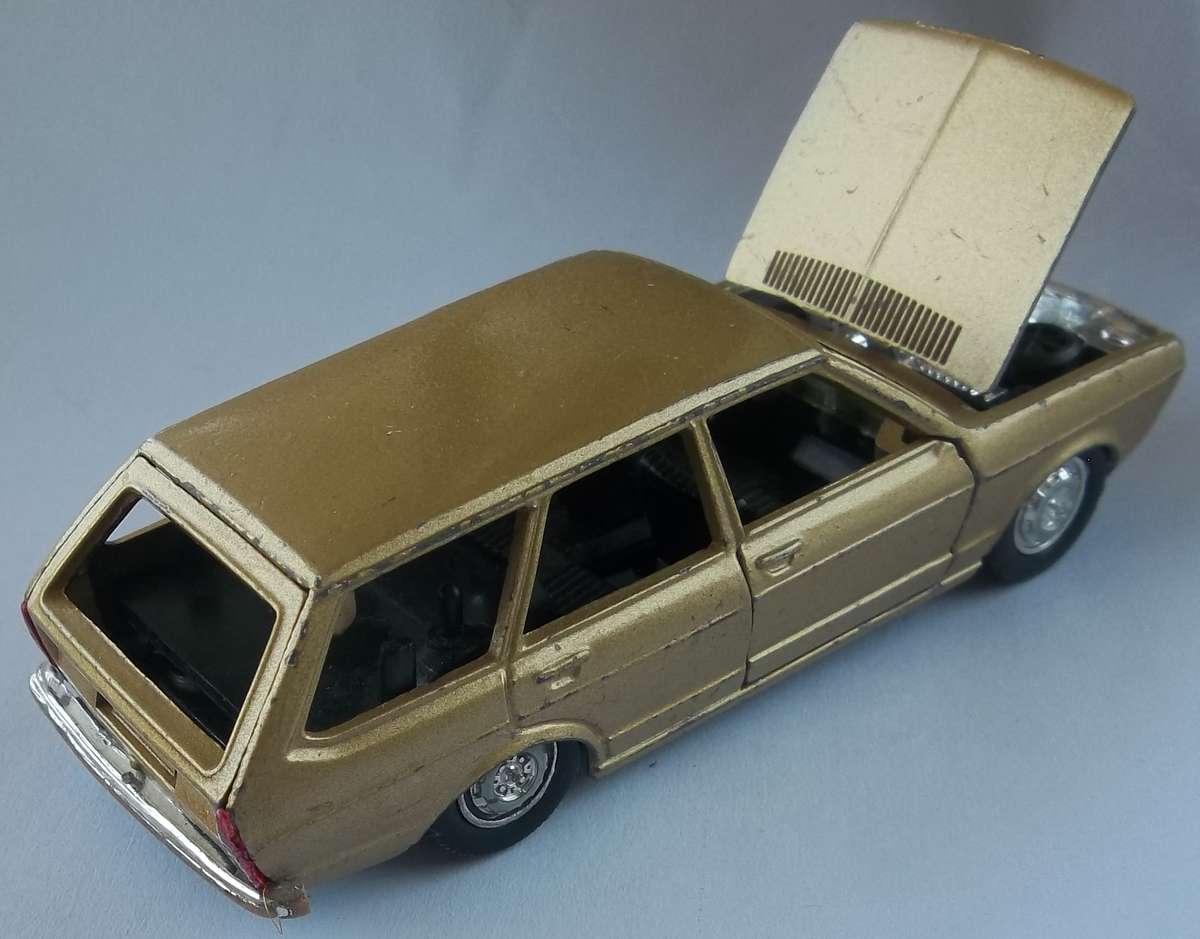 Schuco 1:43 Scale VW Volkswagen PASSAT Gold Made in Germany Larger Scale similar to Dinky Scale Rare