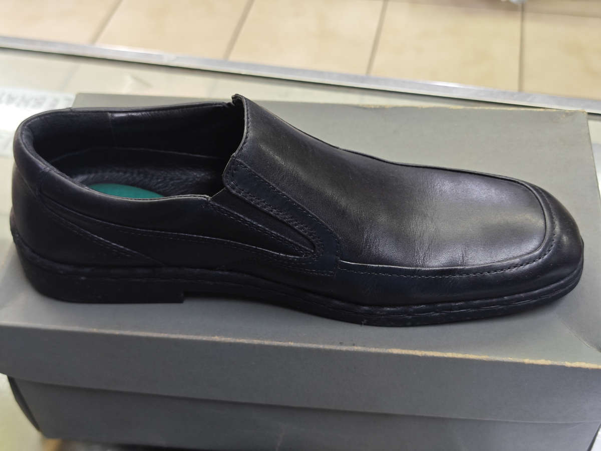 HUSH PUPPIES BLACK LEATHER SLIP ON (SIZE 10)