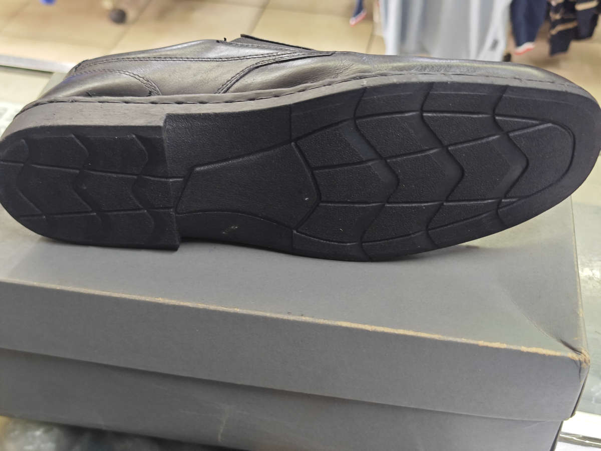 HUSH PUPPIES BLACK LEATHER SLIP ON (SIZE 10)