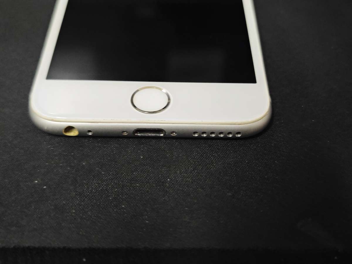 `iPhone 6 64GB Silver *READ*