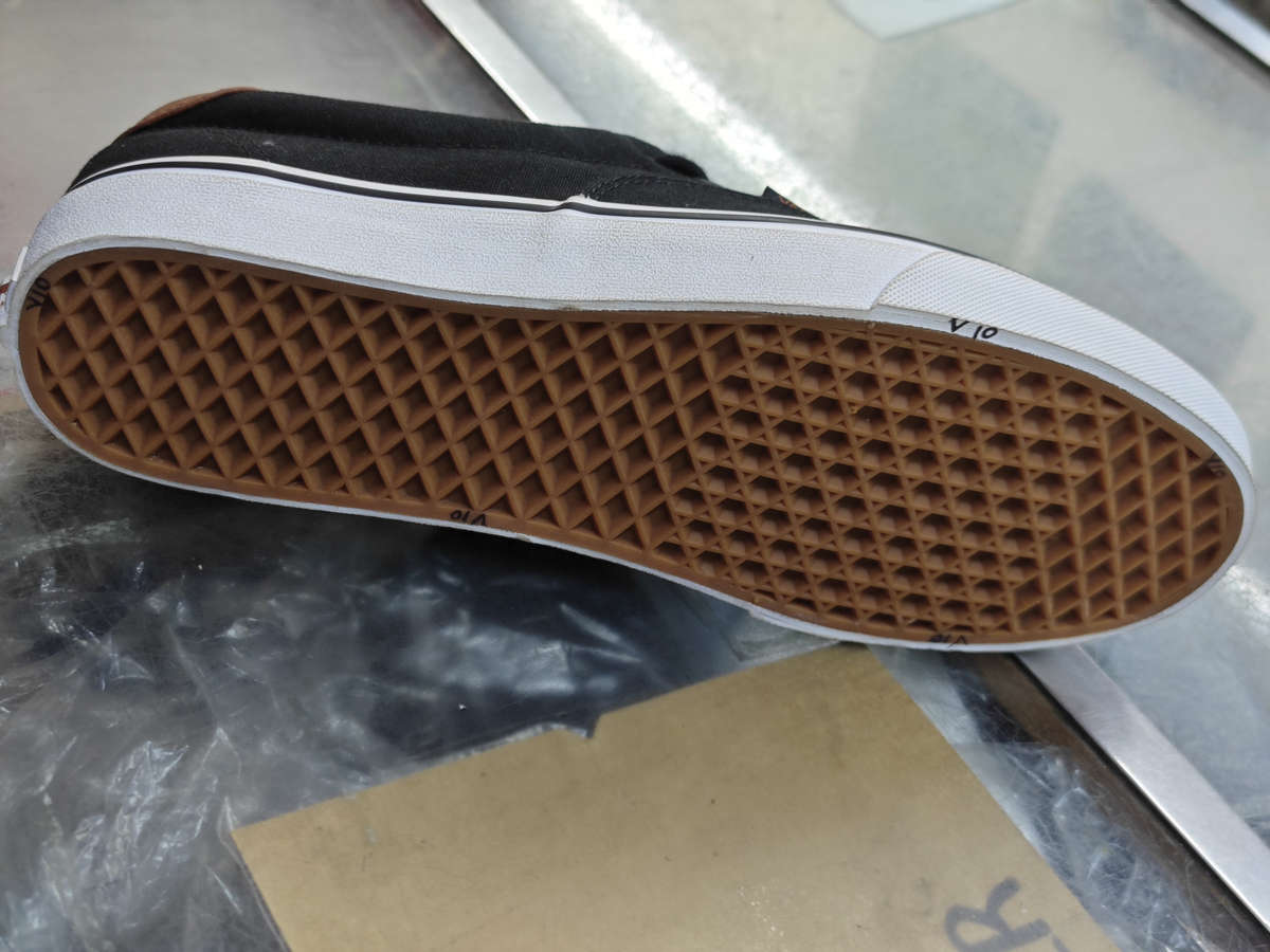 VANS AUTHENTIC BLACK SNEAKERS (SIZE 11)