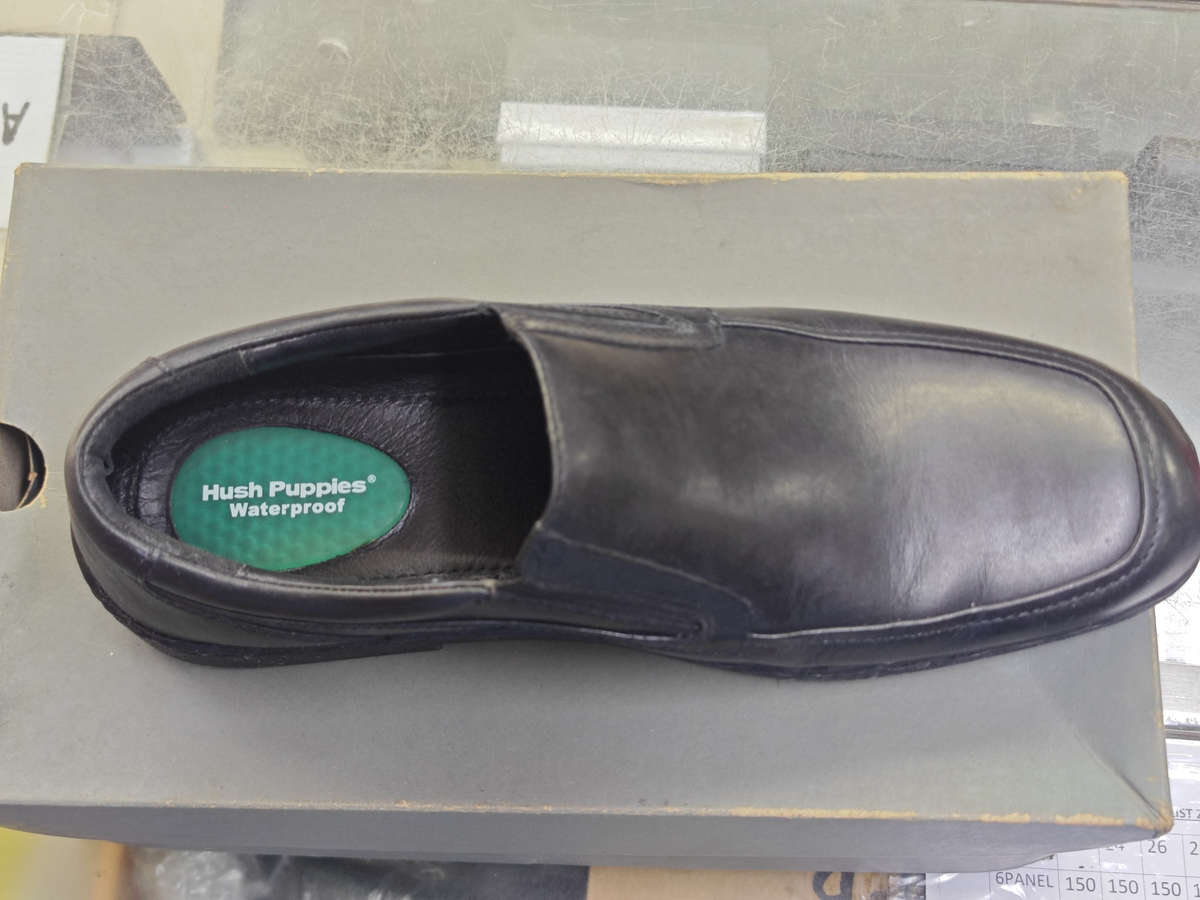 HUSH PUPPIES BLACK LEATHER SLIP ON (SIZE 10)