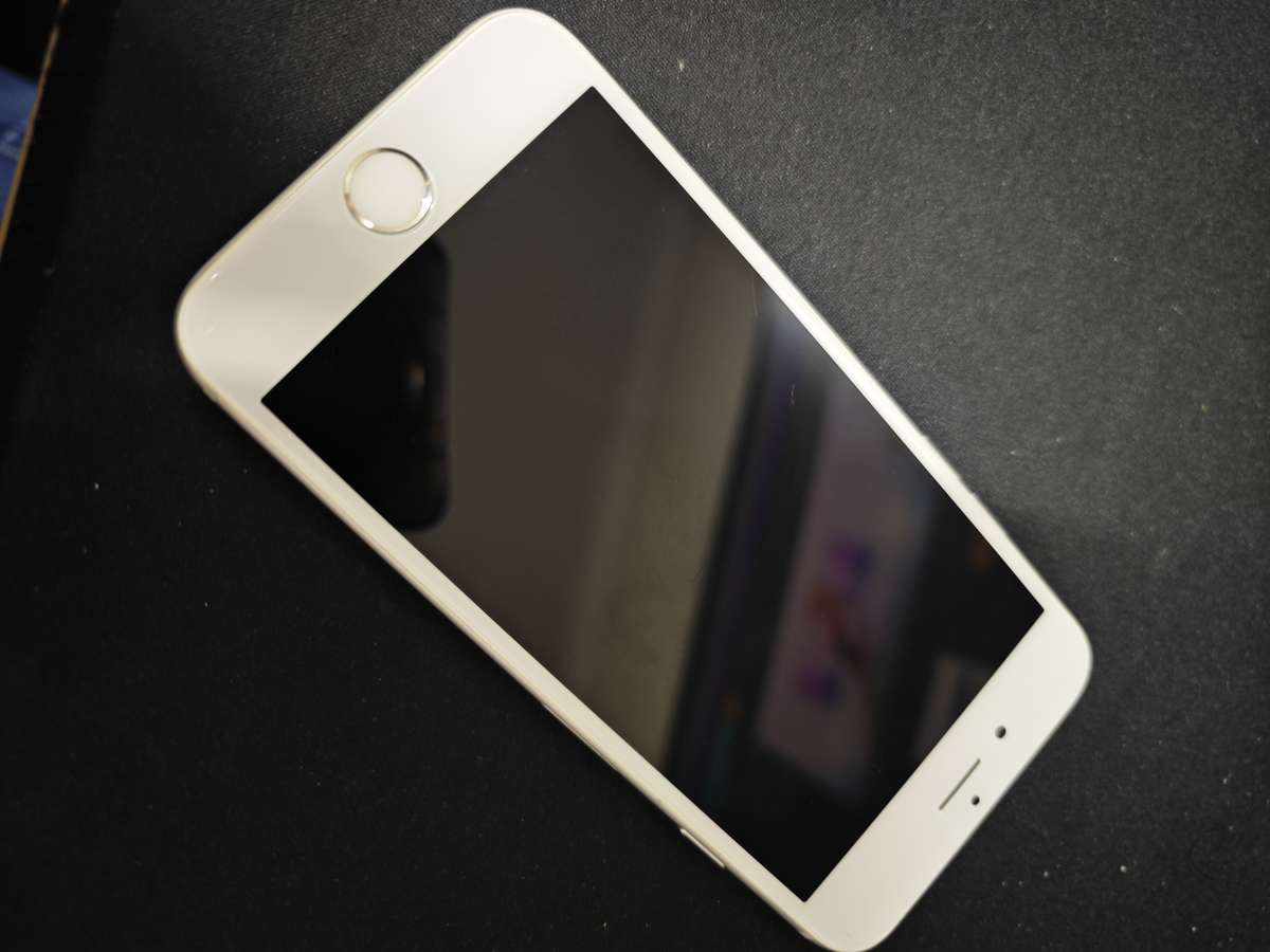 `iPhone 6 64GB Silver *READ*