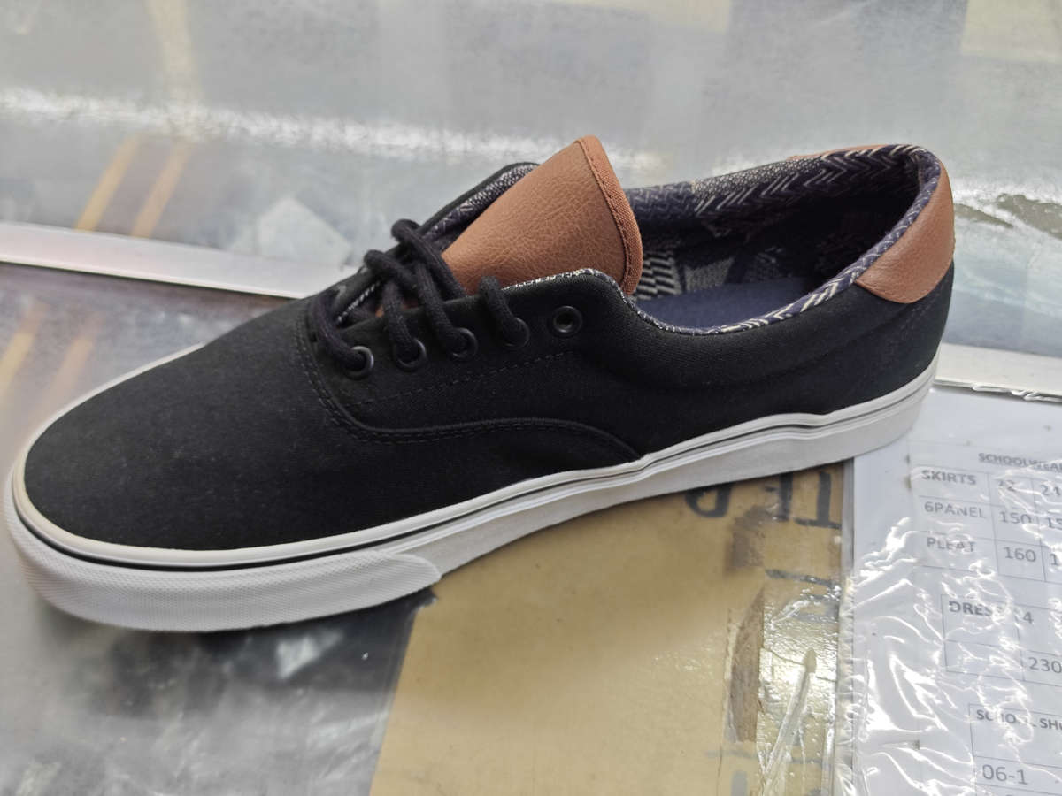 VANS AUTHENTIC BLACK SNEAKERS (SIZE 11)