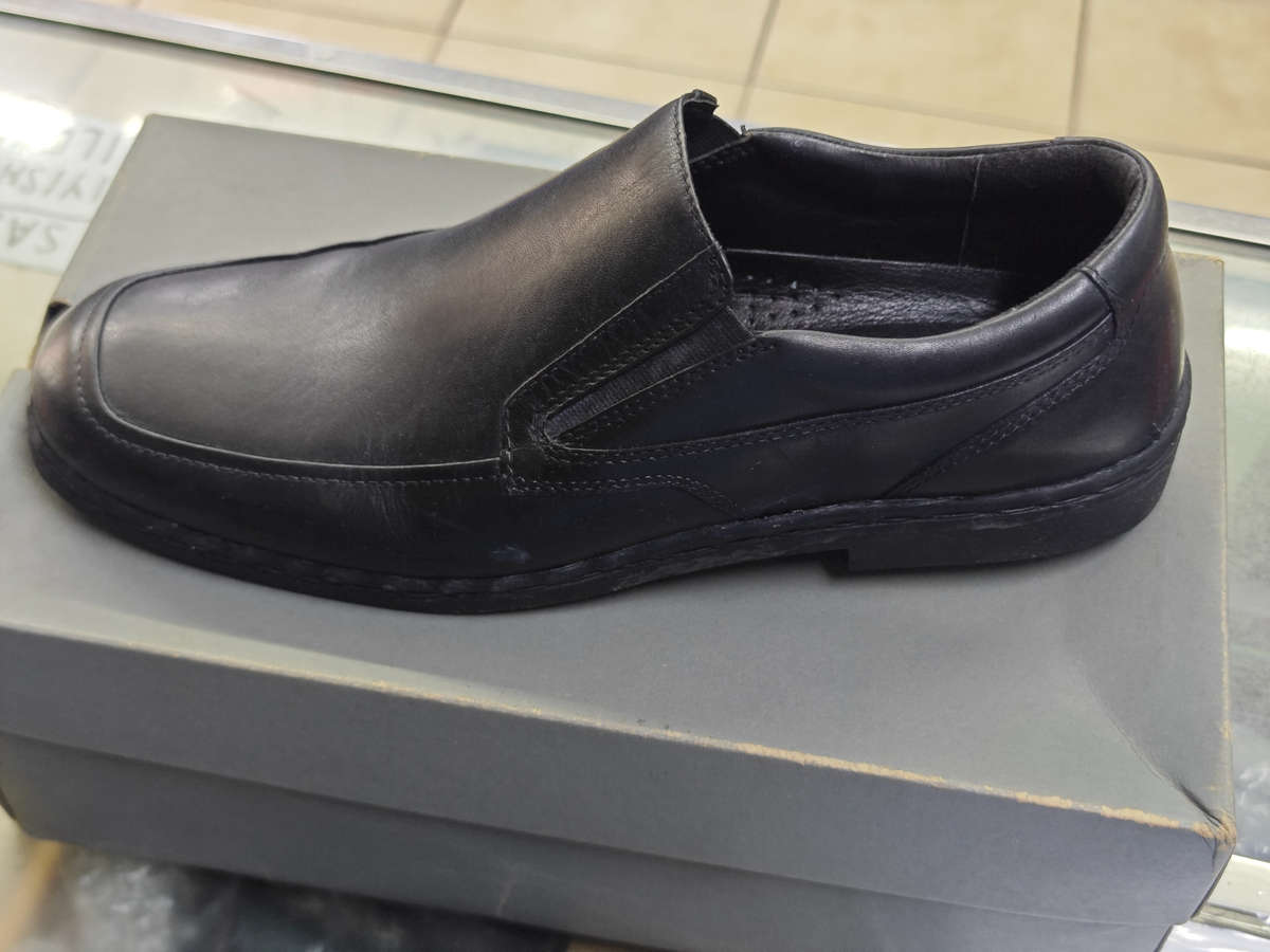 HUSH PUPPIES BLACK LEATHER SLIP ON (SIZE 10)