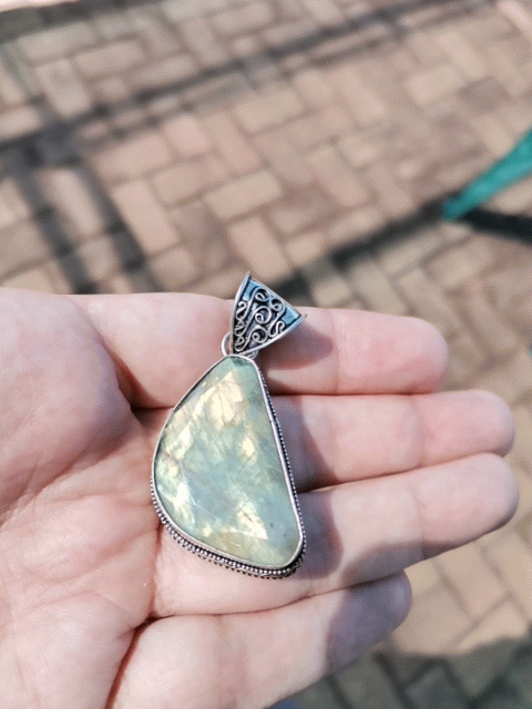 Sterling Silver labradorite Pendant.