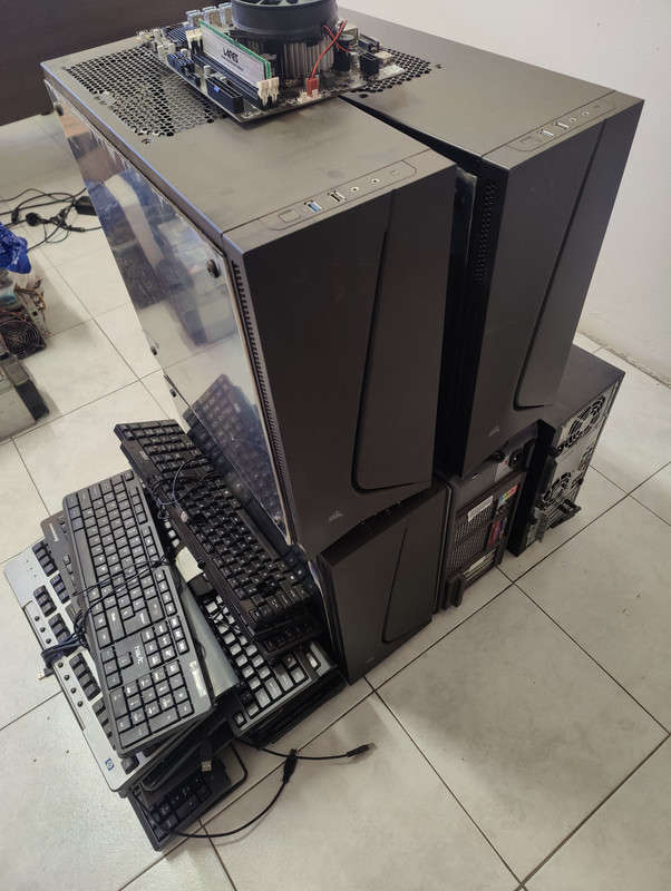 Lot of PC cases / old PC boxes spare parts / keyboards