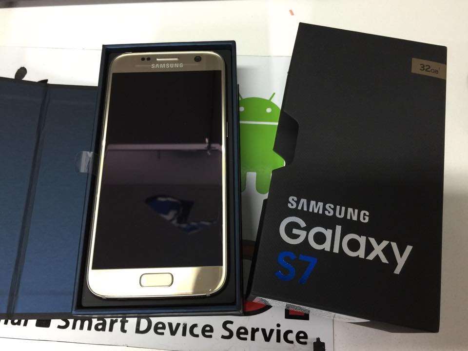 **BARGAIN BUY** SAMSUNG GALAXY S7 WITH BOX & ORIGINAL ACCESSORIES - CRACKED SCREEN - GRAB IT @ R1999