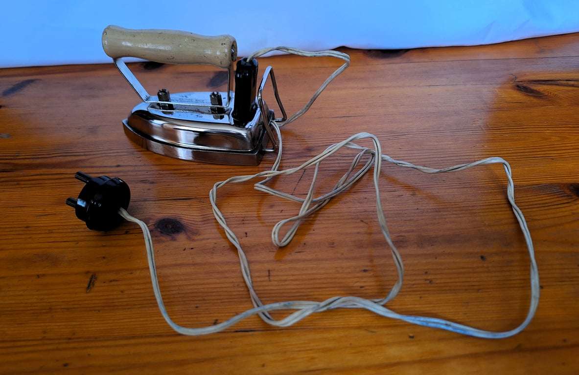 Vintage Prilect Travelling Iron