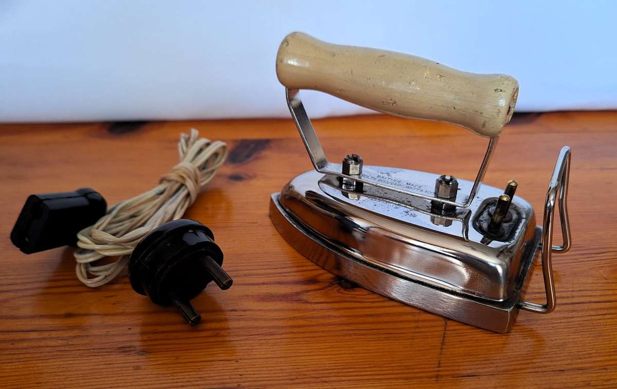 Vintage Prilect Travelling Iron