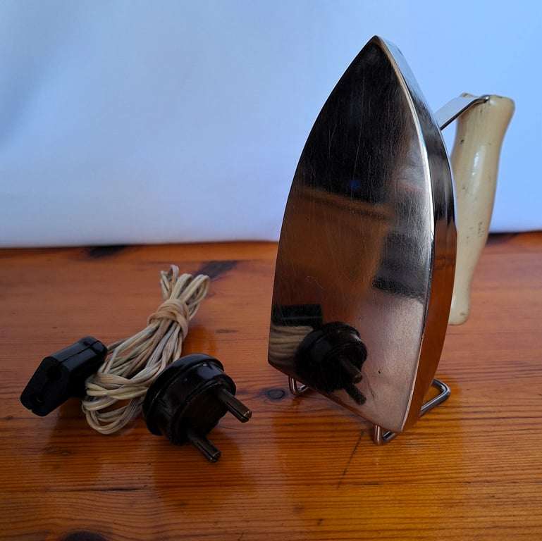 Vintage Prilect Travelling Iron