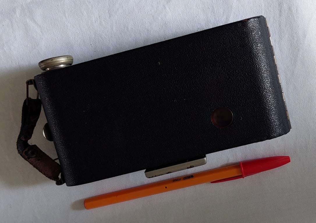 Vintage folding ''Brownie'' SIX-20 camera (First model) - Roll Film - Kodak Ltd - Great Britian