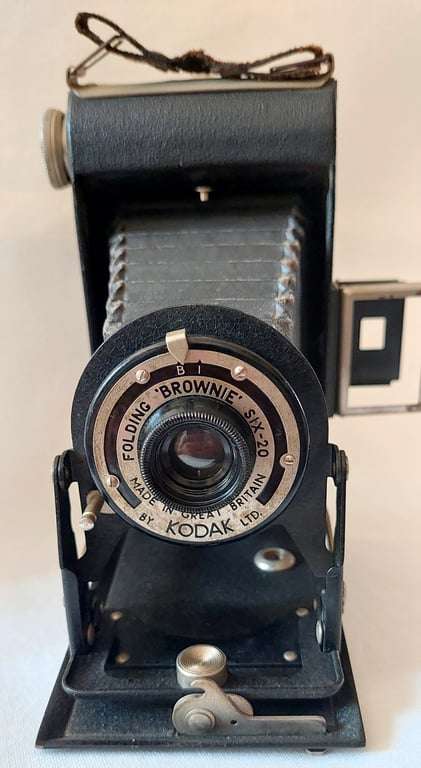 Vintage folding ''Brownie'' SIX-20 camera (First model) - Roll Film - Kodak Ltd - Great Britian