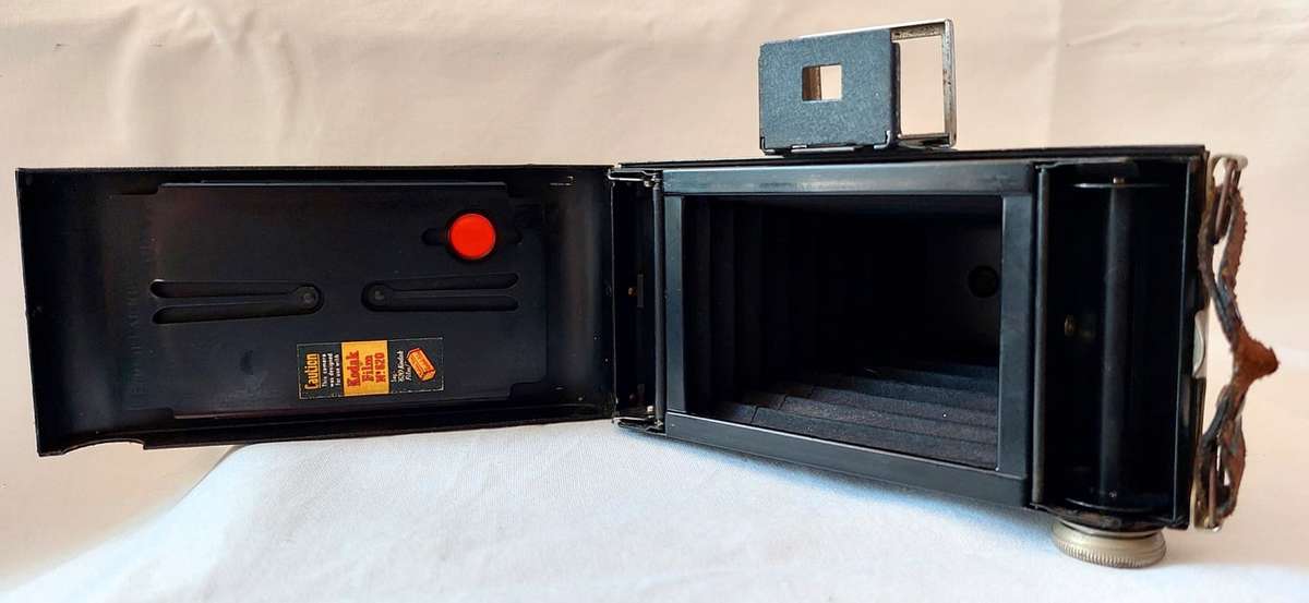Vintage folding ''Brownie'' SIX-20 camera (First model) - Roll Film - Kodak Ltd - Great Britian