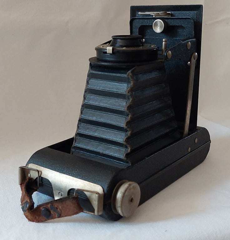 Vintage folding ''Brownie'' SIX-20 camera (First model) - Roll Film - Kodak Ltd - Great Britian