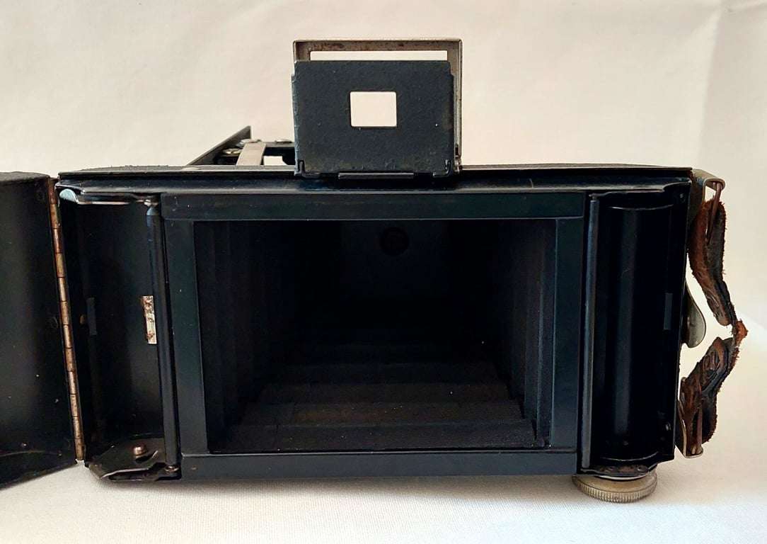 Vintage folding ''Brownie'' SIX-20 camera (First model) - Roll Film - Kodak Ltd - Great Britian