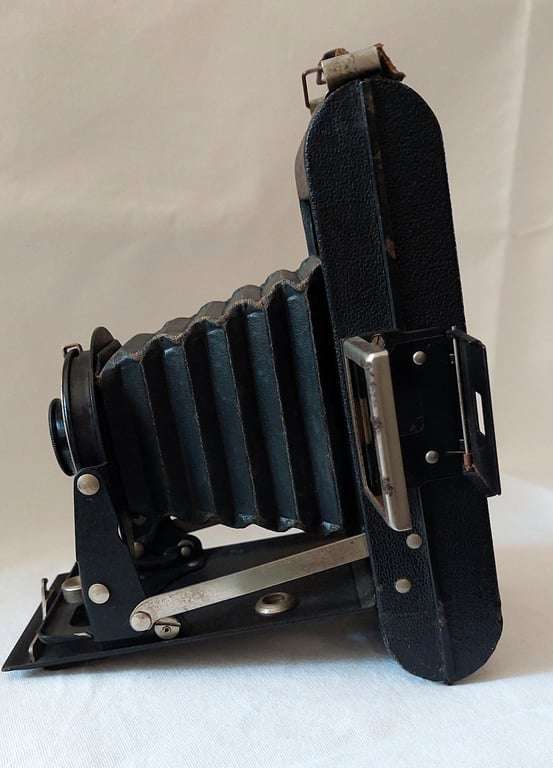Vintage folding ''Brownie'' SIX-20 camera (First model) - Roll Film - Kodak Ltd - Great Britian