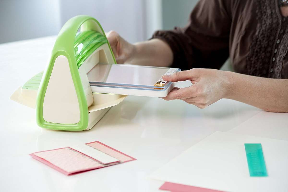 Cuttlebug Machine V2 Includes 2 extra Embossing Sets Birthday Wishes & Candles- Excellent condition