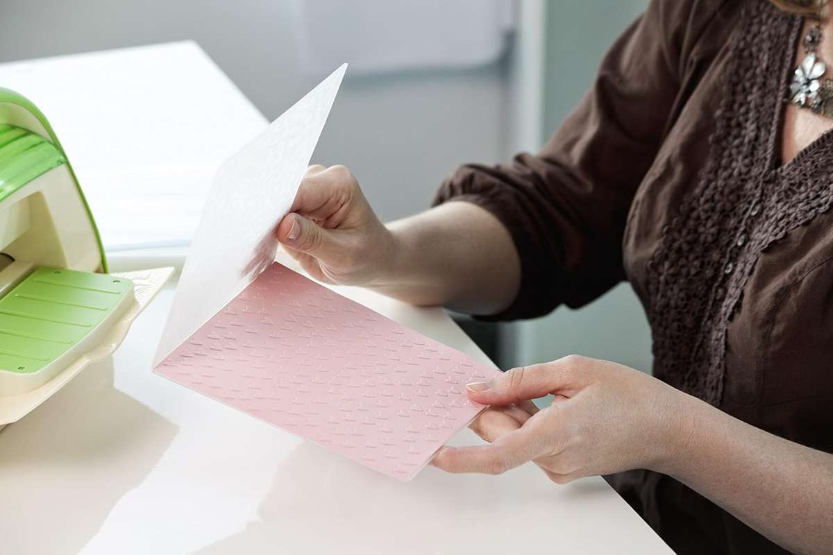 Cuttlebug Machine V2 Includes 2 extra Embossing Sets Birthday Wishes & Candles- Excellent condition