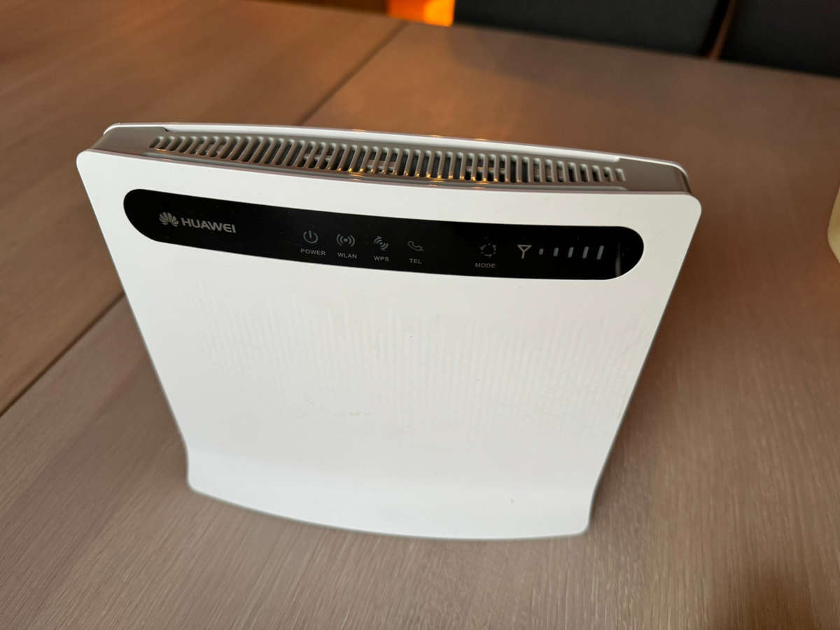 Latest Huawei 4G Router model CPE B593 (It take a SIM CARD)