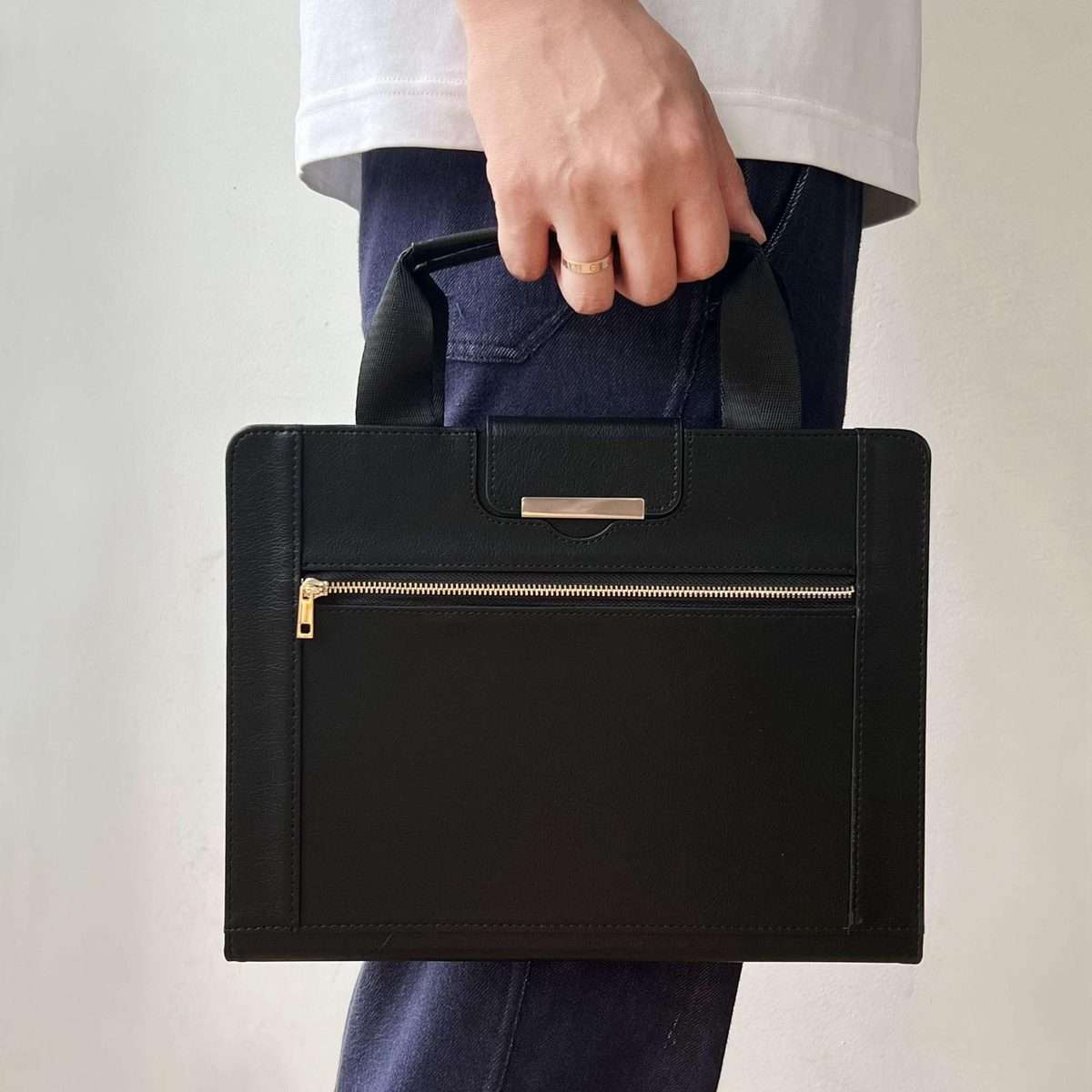 For iPad 10.2 2021 / 2020 / 2019 Zipper Handle Retro Smart Leather Tablet Case(Black)