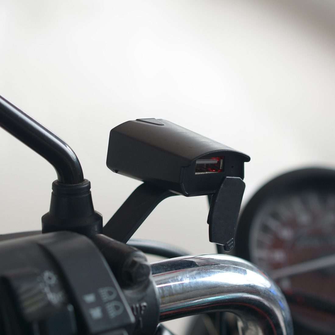 Motorcycle Waterproof DC 8-32V 5V / 1.2A Rearview Mirror USB Phone Charger Adapter, with Indicator