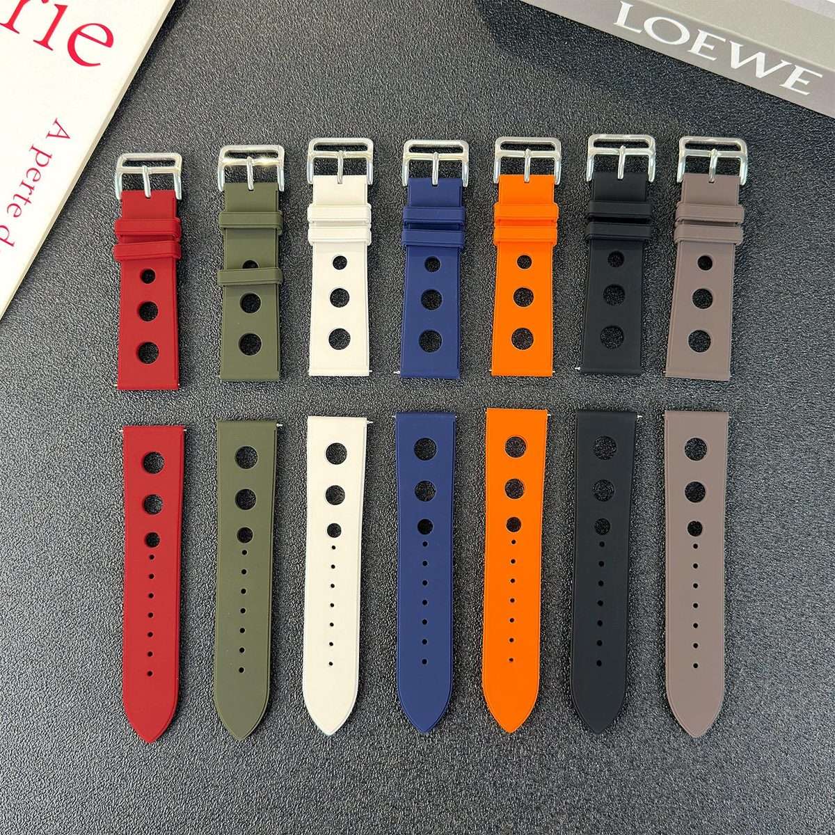 18mm Ladder Buckle Solid Color Holes Silicone Watch Band(Black)