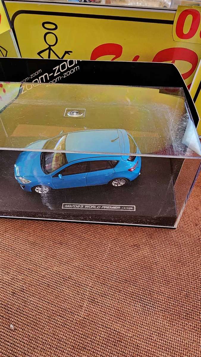Mazda 3 Zoom Zoom (1:43) World Premier addition (Autoart)
