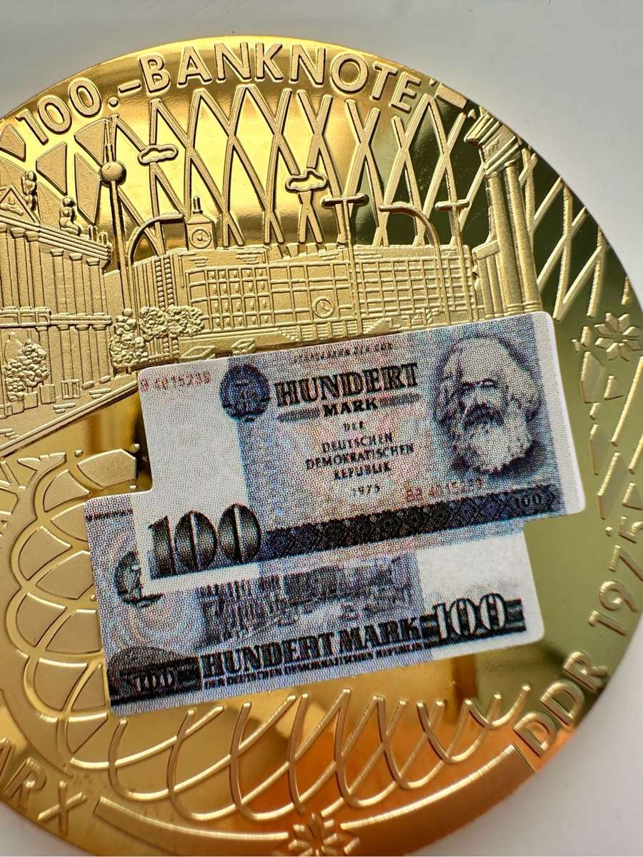 RARE 50MM TOP MEDAL - 100 DDR MARK 1975 - WITH CERTIFICATE AND SEALED