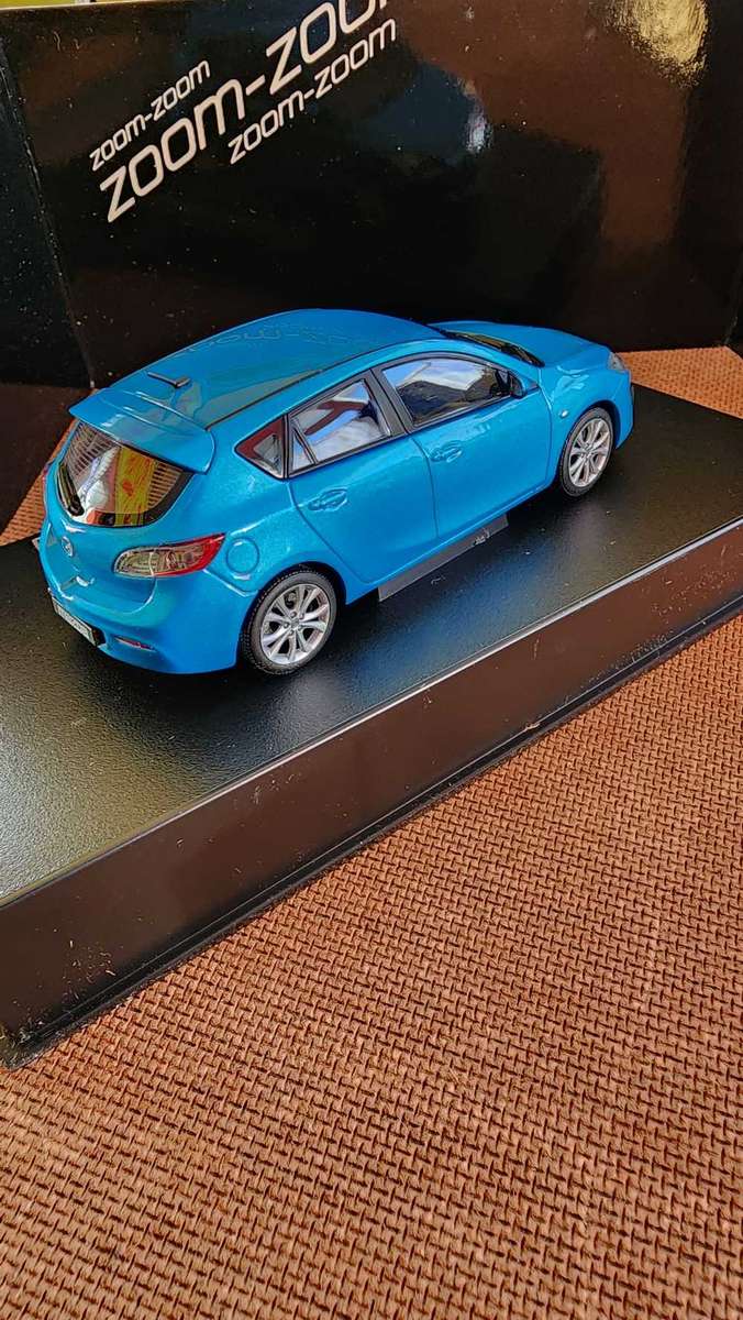 Mazda 3 Zoom Zoom (1:43) World Premier addition (Autoart)