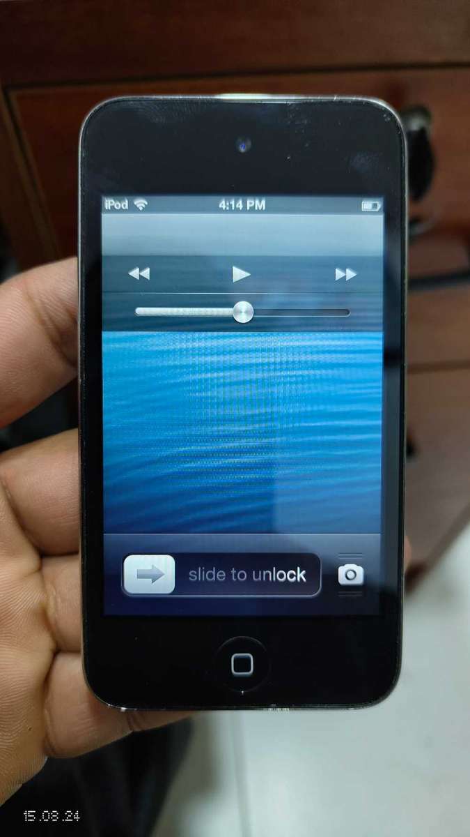 iPod Touch(4th Gen)32GB silver clean condition (Pre Owned)