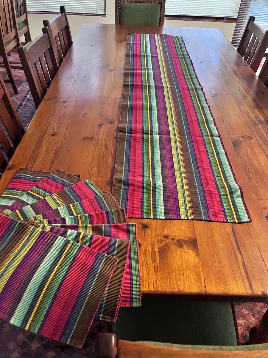 100% cotton table set: 8 mats and runner
