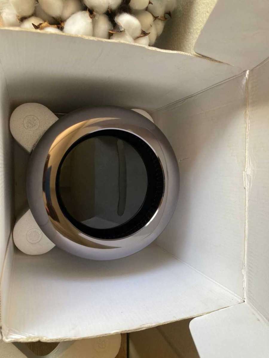 2013 Mac Pro with 3.7 Ghz Quad-core Xeon E5, 16GB RAM, 128GB SSD Excellent condition. Include BOX