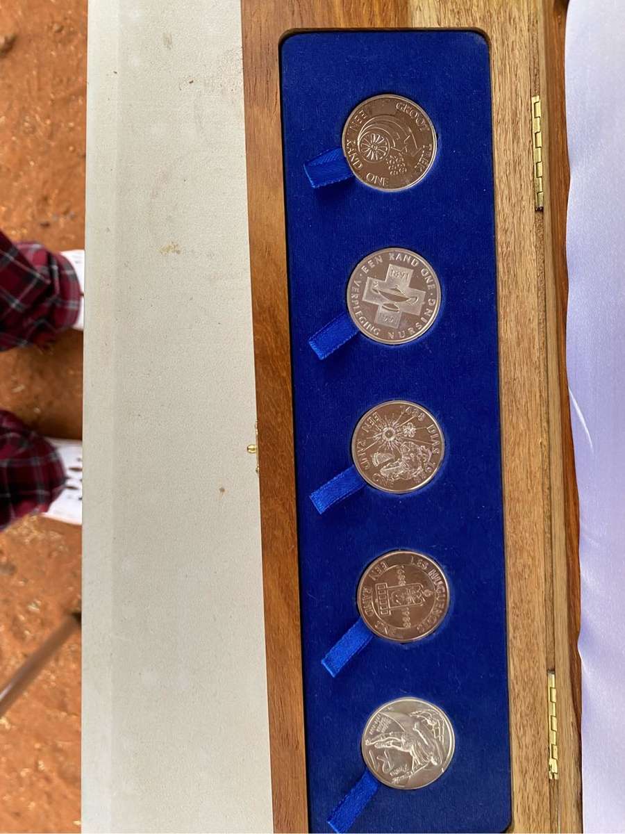 Bid per coin to take all - Very rare complete Proof R1 coin set not to be missed