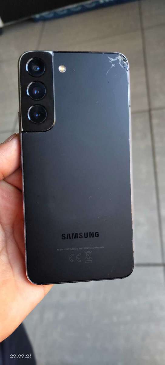 Samsung S22 256gb/8gb Dual SIM black colour {back glass has small crack}(Pre owned)