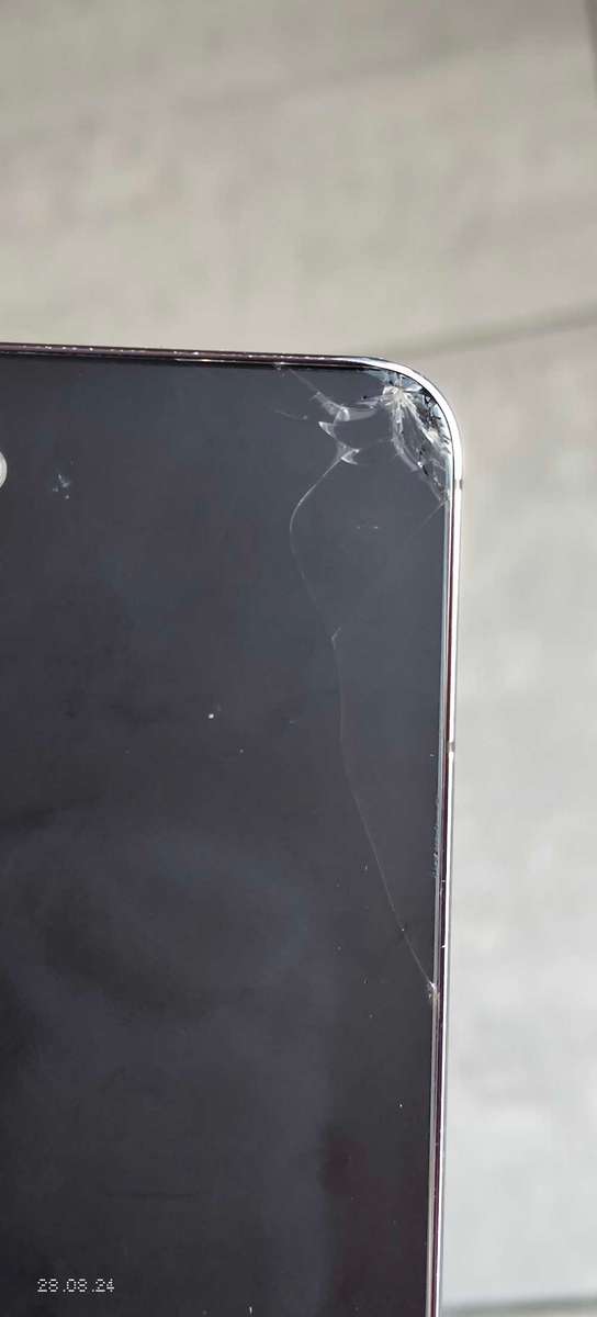 Samsung S22 256gb/8gb Dual SIM black colour {back glass has small crack}(Pre owned)