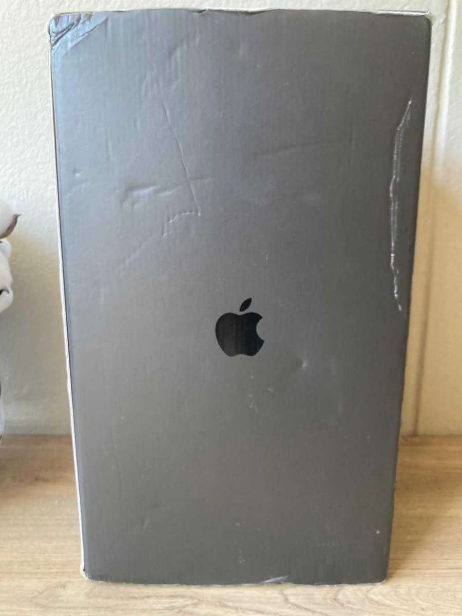 2013 Mac Pro with 3.7 Ghz Quad-core Xeon E5, 16GB RAM, 128GB SSD Excellent condition. Include BOX