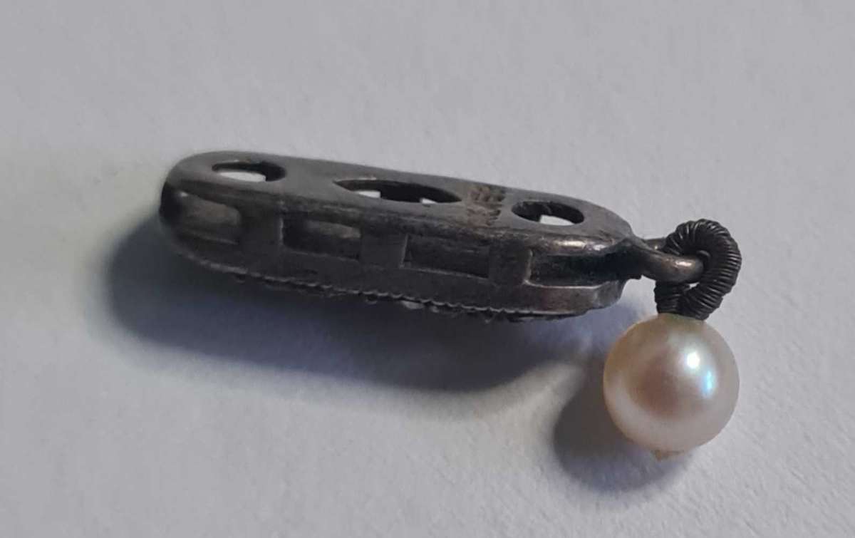 Marcasite pendant with pearl