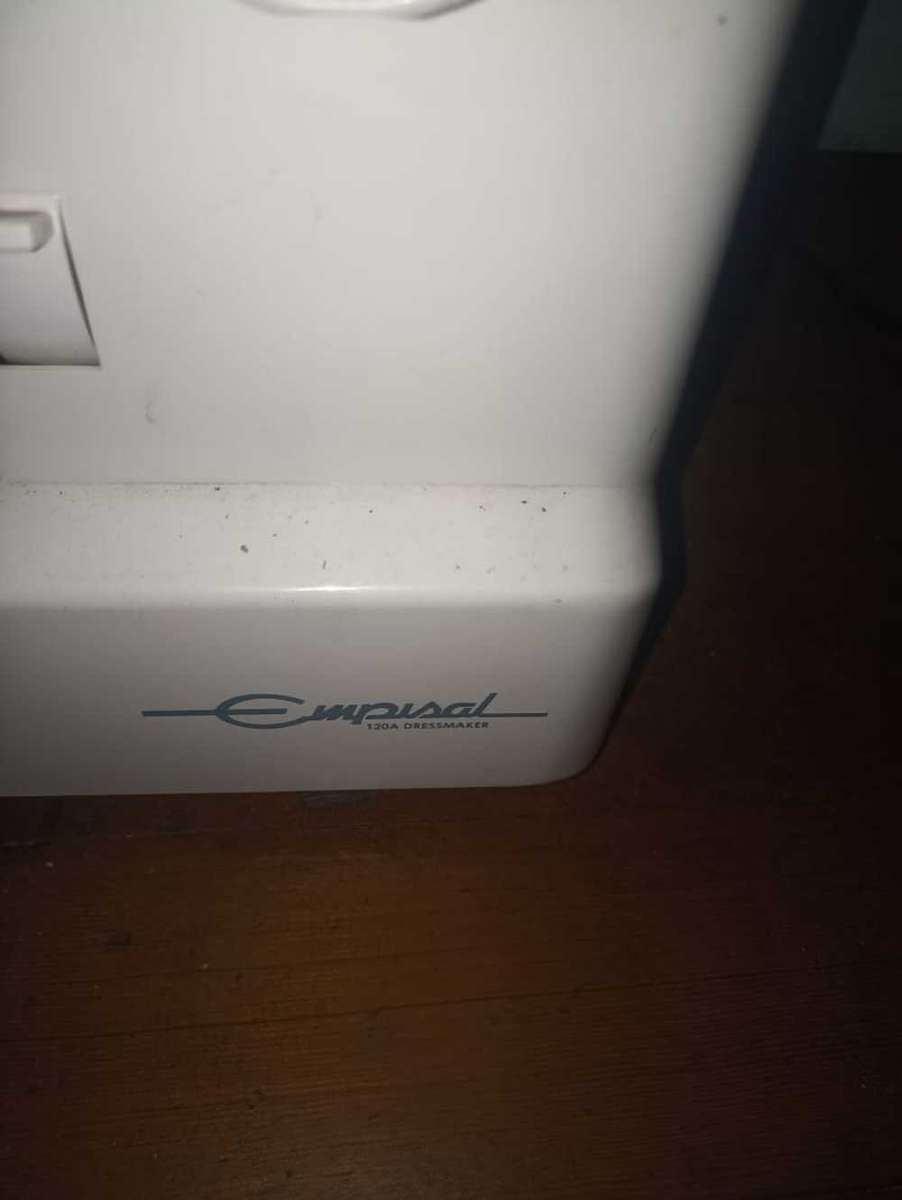 EMPISAL SEWING MACHINE (Dressmaker machine)