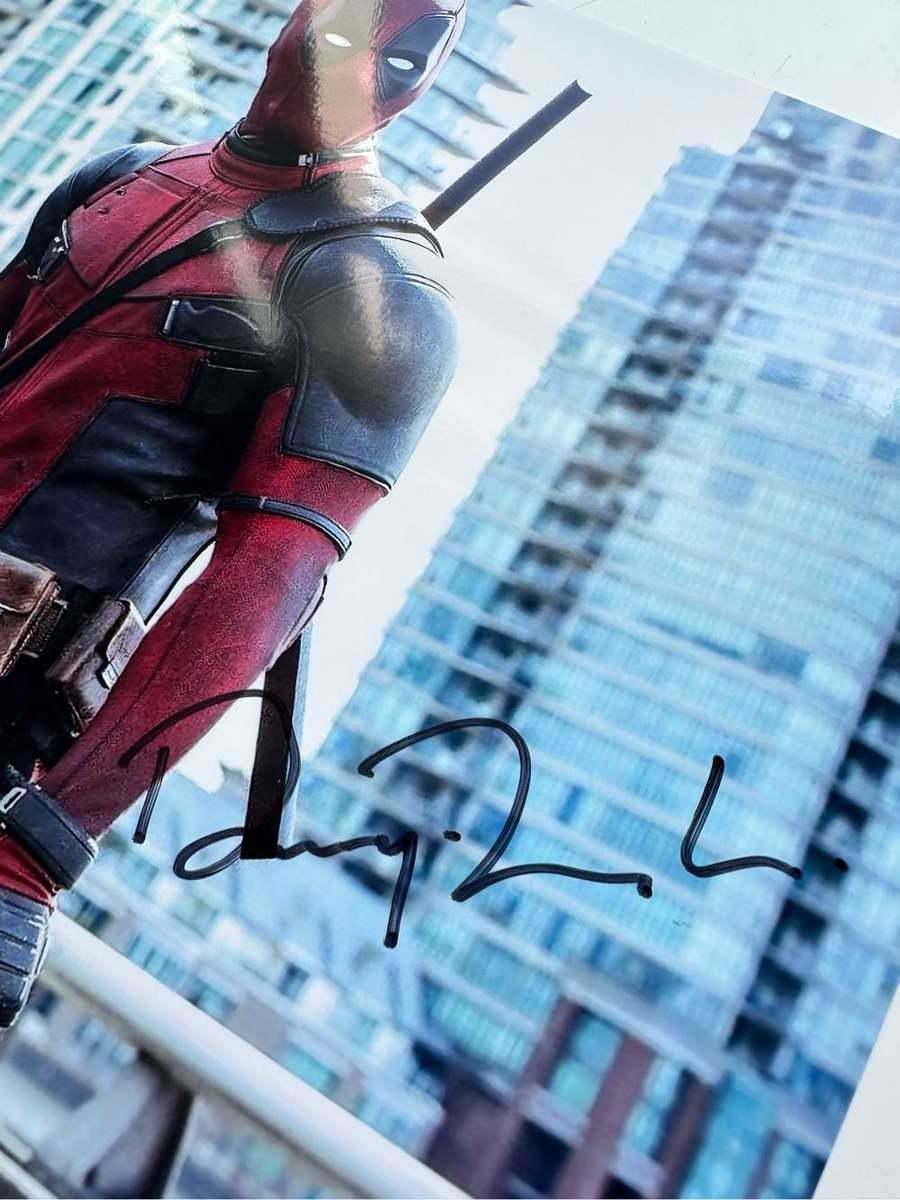 RYAN REYNOLDS/DEADPOOL -  AUTHENTIC AUTOGRAPH - 100% ORIGINAL - WITH COA