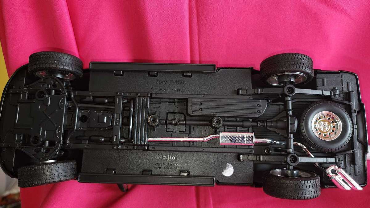 Ford F 150 Custom & Harley (1:18)