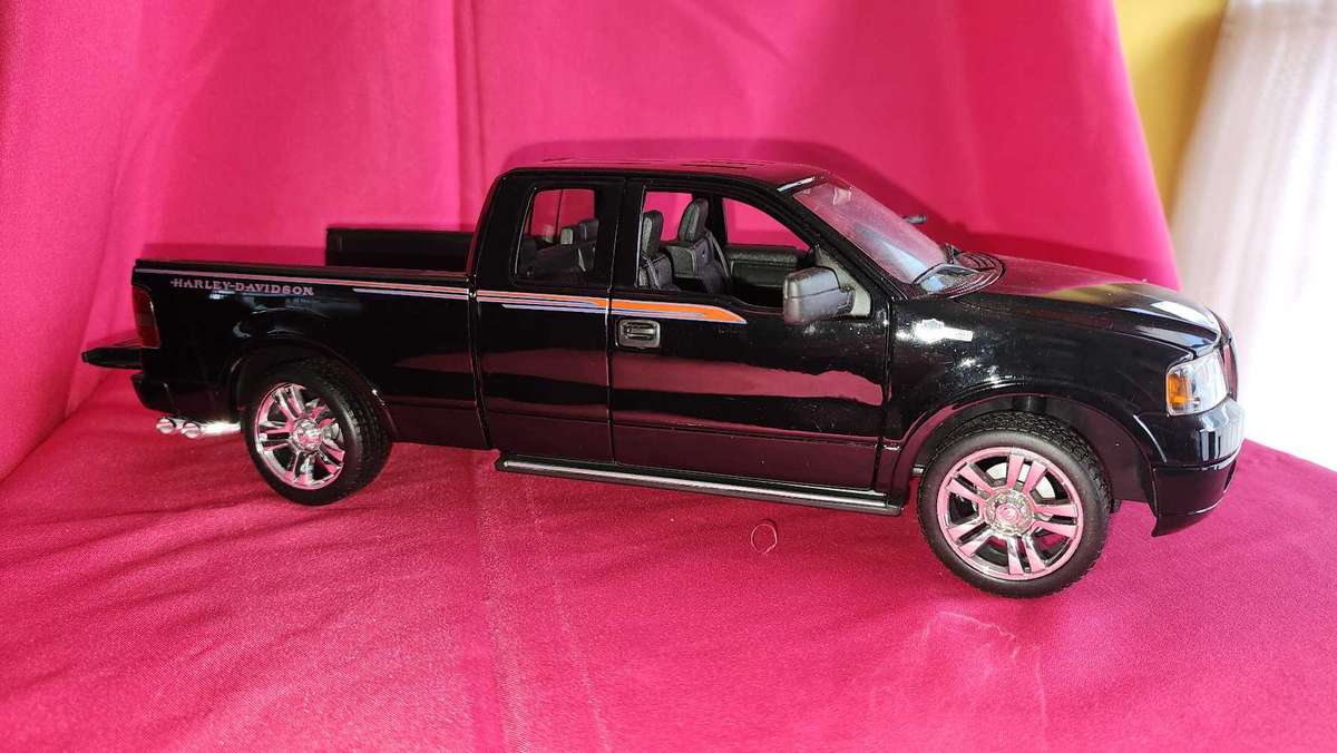 Ford F 150 Custom & Harley (1:18)