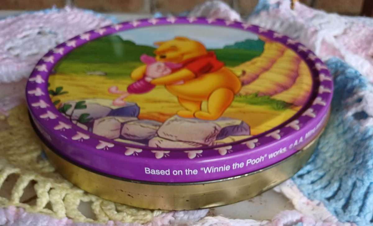 Winnie The Pooh tin collectors series 1/24