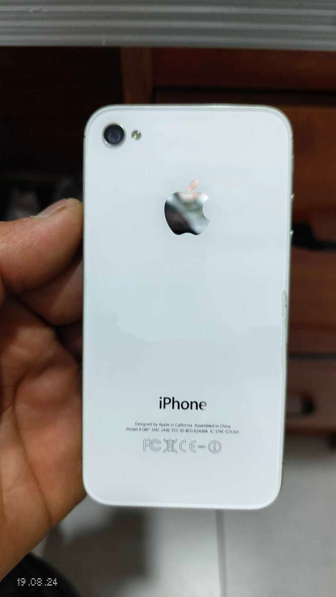 iPhone 4s 16GB white color (Pre owned)