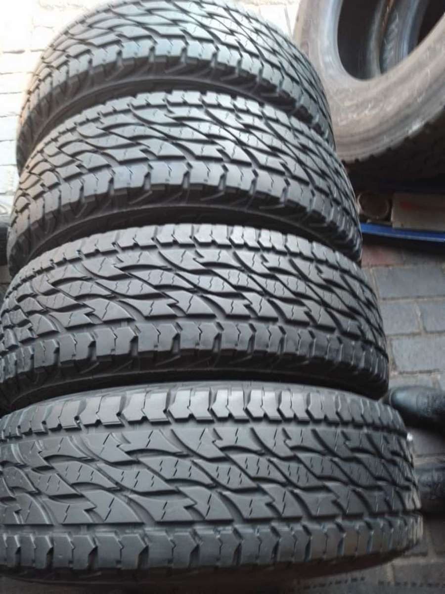 255/70/16 Bridgeston Dueler AT. 80% Life