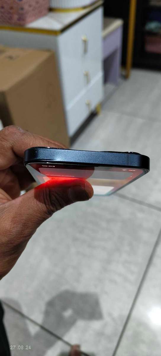 Apple iPhone 13 black 128GB stunning condition with 99% battery health (Pre Owned)