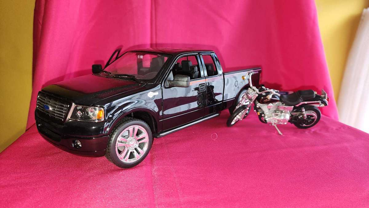 Ford F 150 Custom & Harley (1:18)