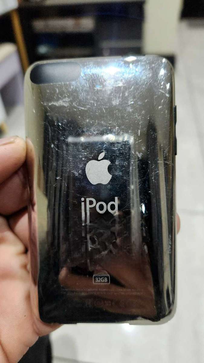 Apple iPod Touch 3rd Gen 32GB Silver (pre owned)